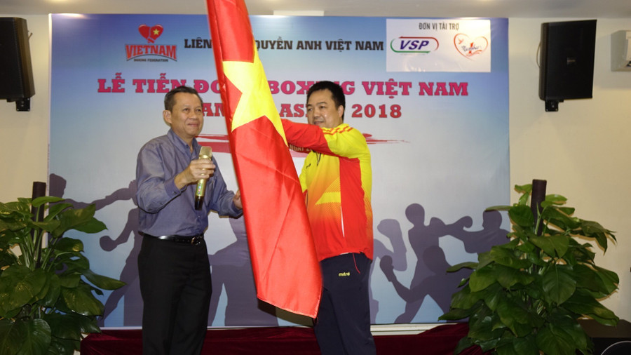 Ông Trần Minh Tiến, Chủ tịch Liên đoàn Boxing Việt Nam trao cờ cho đại diện của đội tuyển Boxing Việt Nam Ông Trần Minh Tiến, Chủ tịch Liên đoàn Boxing Việt Nam trao cờ cho đại diện của đội tuyển Boxing Việt Nam