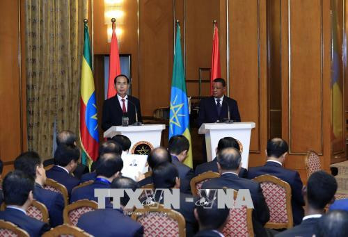 Chủ tịch nước Trần Đại Quang và Tổng thống Mulatu Teshome gặp gỡ báo chí thông báo kết quả hội đàm. Ảnh: TTXVN Chủ tịch nước Trần Đại Quang và Tổng thống Mulatu Teshome gặp gỡ báo chí thông báo kết quả hội đàm. Ảnh: TTXVN
