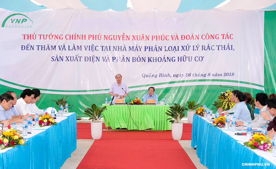 Thủ tướng Nguyễn Xuân Phúc thăm Dự án nhà máy phân loại xử lý rác thải, sản xuất biogas và phân bón khoáng hữu cơ trên địa bàn huyện Bố Trạch, tỉnh Quảng Bình - Ảnh: VGP