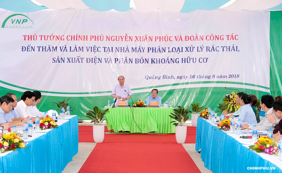 Thủ tướng Nguyễn Xuân Phúc thăm Dự án nhà máy phân loại xử lý rác thải, sản xuất biogas và phân bón khoáng hữu cơ trên địa bàn huyện Bố Trạch, tỉnh Quảng Bình - Ảnh: VGP