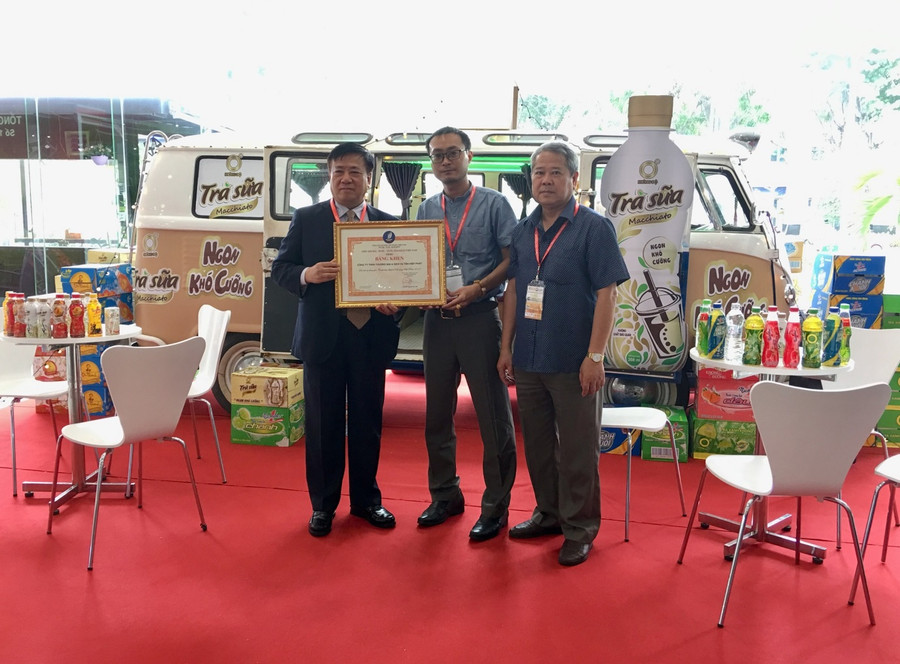 Đại diện BTC trao tặng bằng khen cho Tân Hiệp Phát với những đóng góp cho triển lãm Đại diện BTC trao tặng bằng khen cho Tân Hiệp Phát với những đóng góp cho triển lãm