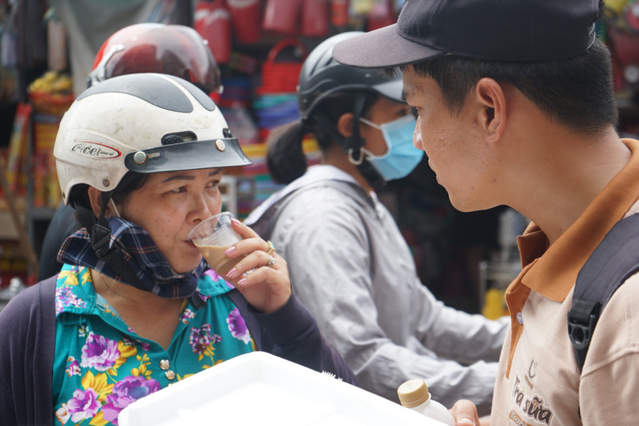 Khách hàng dùng thử trà sữa Macchiato Không độ. Khách hàng dùng thử trà sữa Macchiato Không độ.