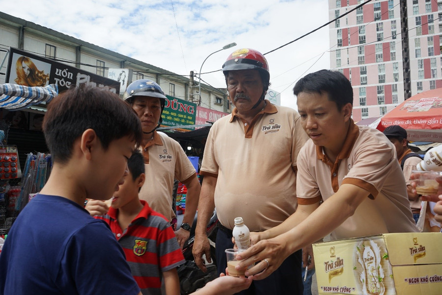 Mời khách hàng dùng thử trà sữa Macchiato Không độ. Mời khách hàng dùng thử trà sữa Macchiato Không độ.