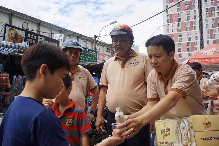 Mời khách hàng dùng thử trà sữa Macchiato Không độ.