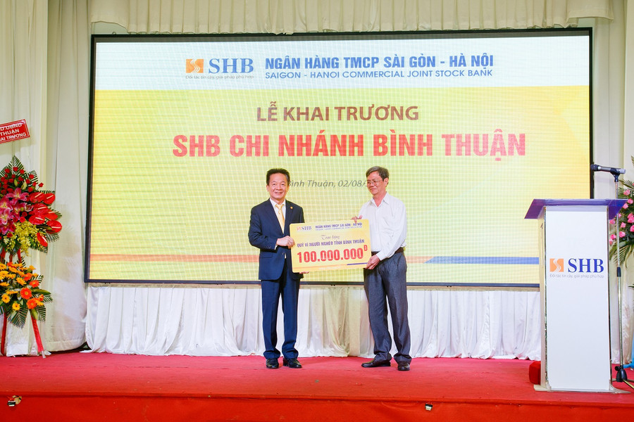Ông Nguyễn Văn Nam – Phó Chủ tịch UBMTTQ Việt Nam (bên phải) nhận món quà từ ông Đỗ Quang Hiển – Chủ tịch HĐQT SHB ủng hộ Quỹ vì người nghèo tỉnh Bình Thuận. Ông Nguyễn Văn Nam – Phó Chủ tịch UBMTTQ Việt Nam (bên phải) nhận món quà từ ông Đỗ Quang Hiển – Chủ tịch HĐQT SHB ủng hộ Quỹ vì người nghèo tỉnh Bình Thuận.