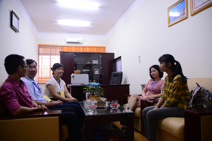 Em Hà Thị Nhung, Thủ khoa toàn Học viện Quản lý giáo dục (ngoài cùng bên phải) Em Hà Thị Nhung, Thủ khoa toàn Học viện Quản lý giáo dục (ngoài cùng bên phải)
