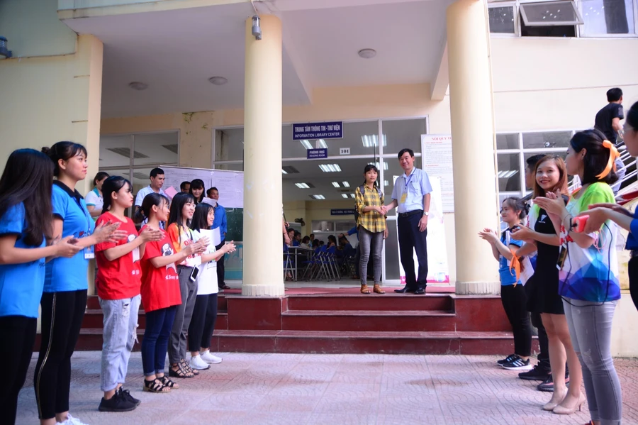 Thủ khoa Hà Thị Nhung được trân trọng đón tiếp trong vòng tay của thầy cô, bè bạn tại Học viện Quản lý giáo dục