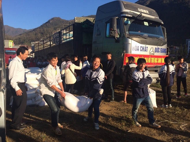 Niềm vui của học sinh miền núi phía Bắc khi nhận gạo hỗ trợ dịp bắt đầu học kỳ 2 năm học 2017- 2018.