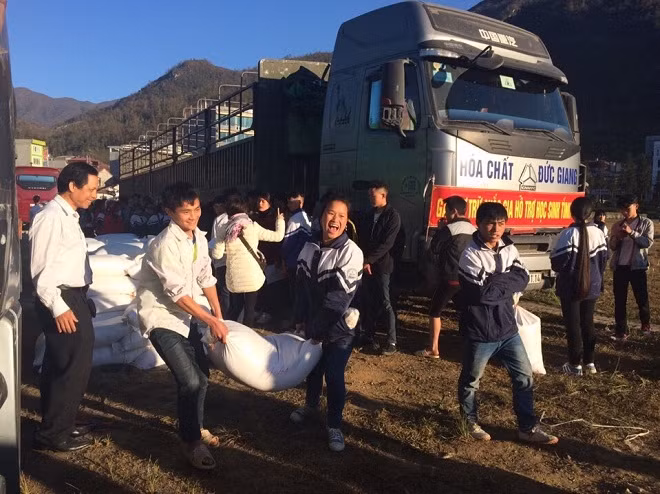 Niềm vui của học sinh miền núi phía Bắc khi nhận gạo hỗ trợ dịp bắt đầu học kỳ 2 năm học 2017- 2018.