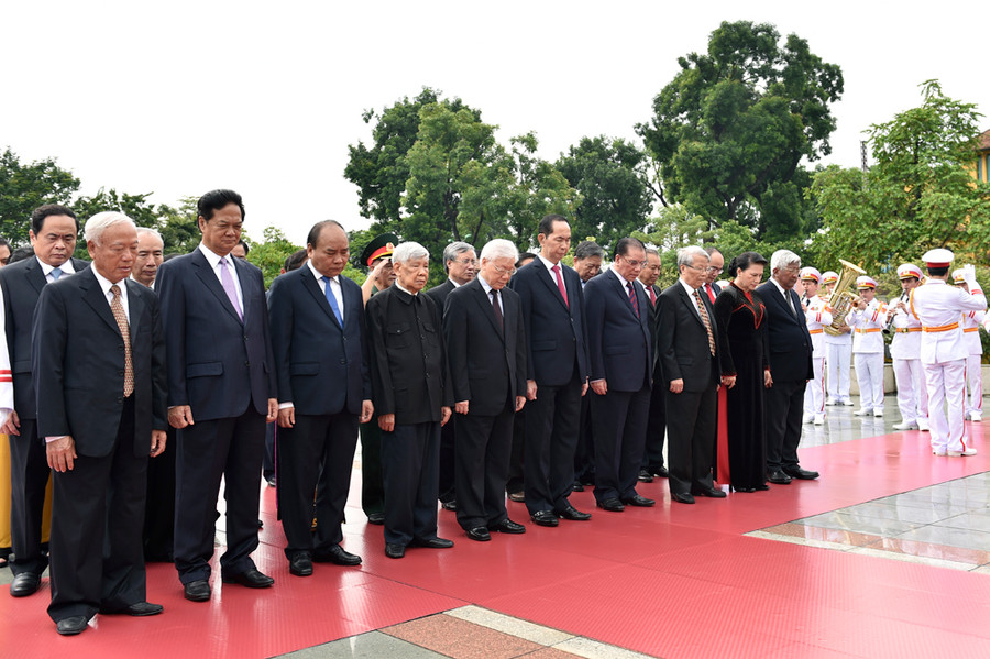 Các đồng chí lãnh đạo Đảng, Nhà nước đặt vòng hoa, dâng hương, tưởng niệm các Anh hùng liệt sĩ - Ảnh: VGP