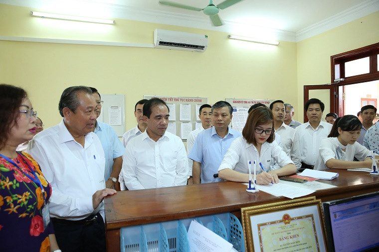 Phó Thủ tướng Trương Hòa Bình trực tiếp đến phòng tiếp nhân dân của Sở Tư pháp Tuyên Quang. Ảnh: VGP/Lê Sơn Phó Thủ tướng Trương Hòa Bình trực tiếp đến phòng tiếp nhân dân của Sở Tư pháp Tuyên Quang. Ảnh: VGP/Lê Sơn