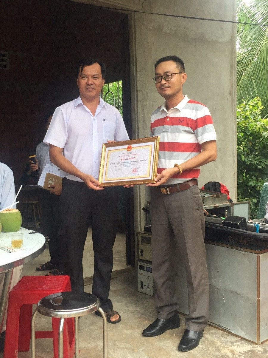 Ông Lê Nguyễn Đức Khôi, Trưởng phòng Quan hệ Công chúng, thay mặt Tập đoàn Tân Hiệp Phát nhận bằng khen từ UBND tỉnh Bến Tre