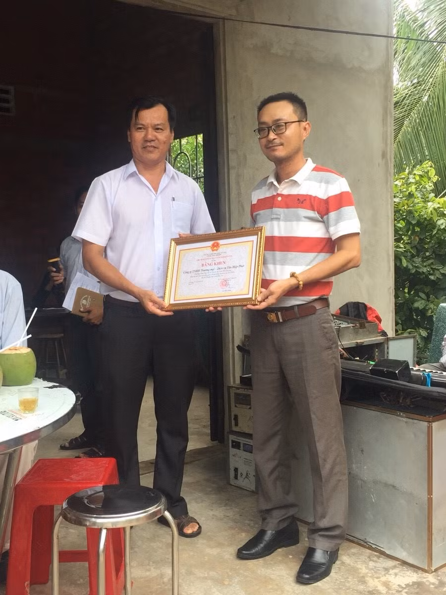 Ông Lê Nguyễn Đức Khôi, Trưởng phòng Quan hệ Công chúng, thay mặt Tập đoàn Tân Hiệp Phát nhận bằng khen từ UBND tỉnh Bến Tre