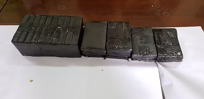 20 bánh heroin được đàn em của Vi Văn Thế giấu trong chuồng gia súc sau nhà