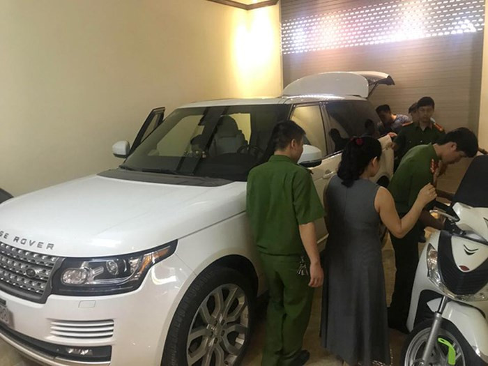 Khám xe của "ông trùm" Vi Văn Thế