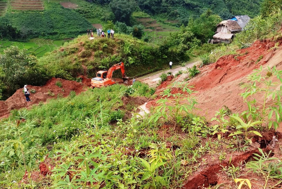 Vết nứt lộ rõ nguy cơ tiếp tục sạt lở xuống đường tỉnh lộ 153