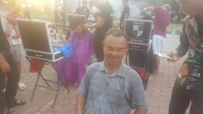 Chú Nguyễn Xuân Đường rất vui và hài lòng với mái đầu được phục vụ miễn phí.