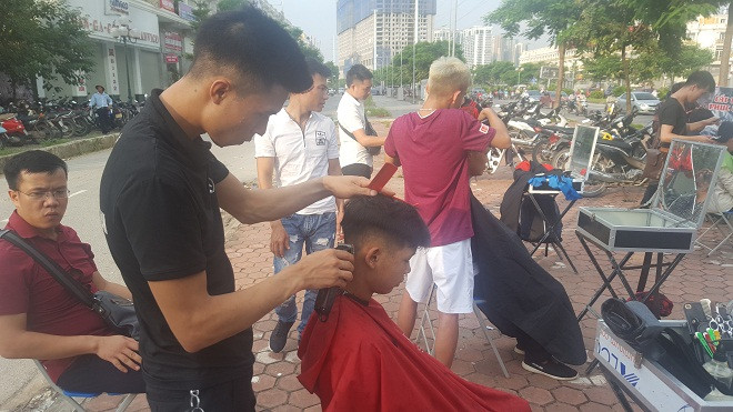 Tuy tiệm cắt tóc được đặt trên vỉa hè, nhưng các thợ của tiệm lúc nào cũng bận rộn phục vụ khách hàng
