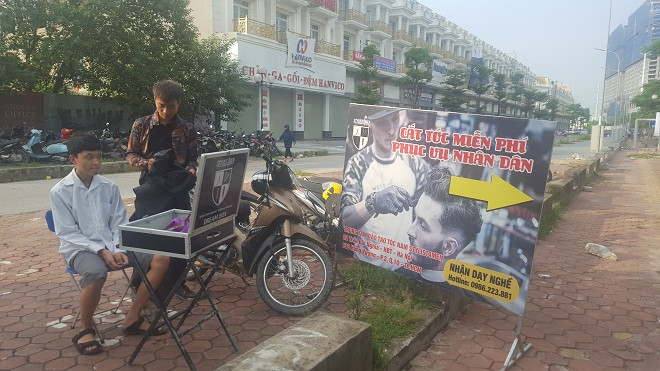 Tiệm cắt tóc miễn phí được đặt ngay trên vỉa hè từ 3 giờ chiều mỗi ngày