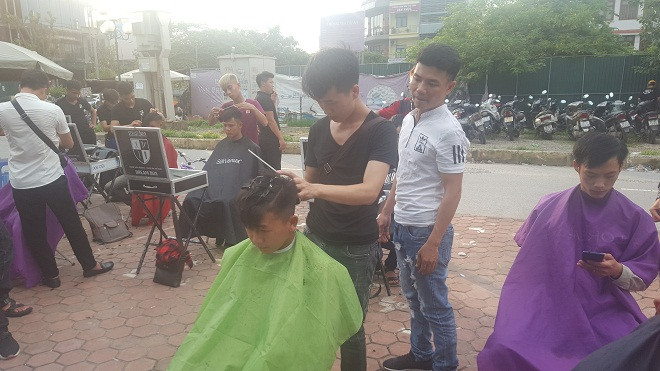 Anh Bình (áo trắng) đang hướng dẫn học viên tạo kiểu tóc cho khách