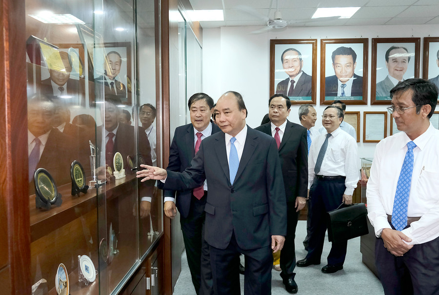 Thủ tướng thăm Phòng Truyền thống của Đại học Cần Thơ. Ảnh: VGP Thủ tướng thăm Phòng Truyền thống của Đại học Cần Thơ. Ảnh: VGP