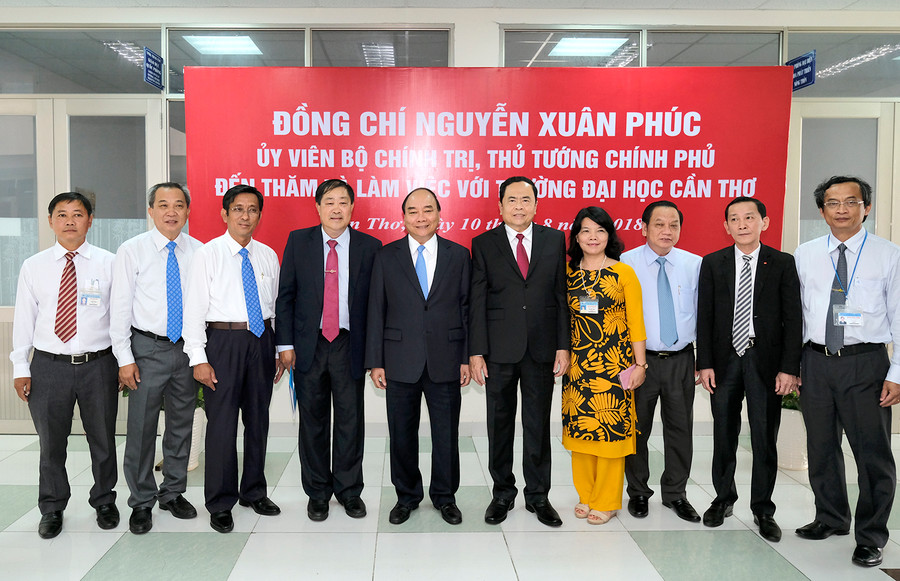 Thủ tướng và Chủ tịch Ủy ban Trung ương MTTQ Việt Nam Trần Thanh Mẫn với lãnh đạo Đại học Cần Thơ. Ảnh: VGP Thủ tướng và Chủ tịch Ủy ban Trung ương MTTQ Việt Nam Trần Thanh Mẫn với lãnh đạo Đại học Cần Thơ. Ảnh: VGP