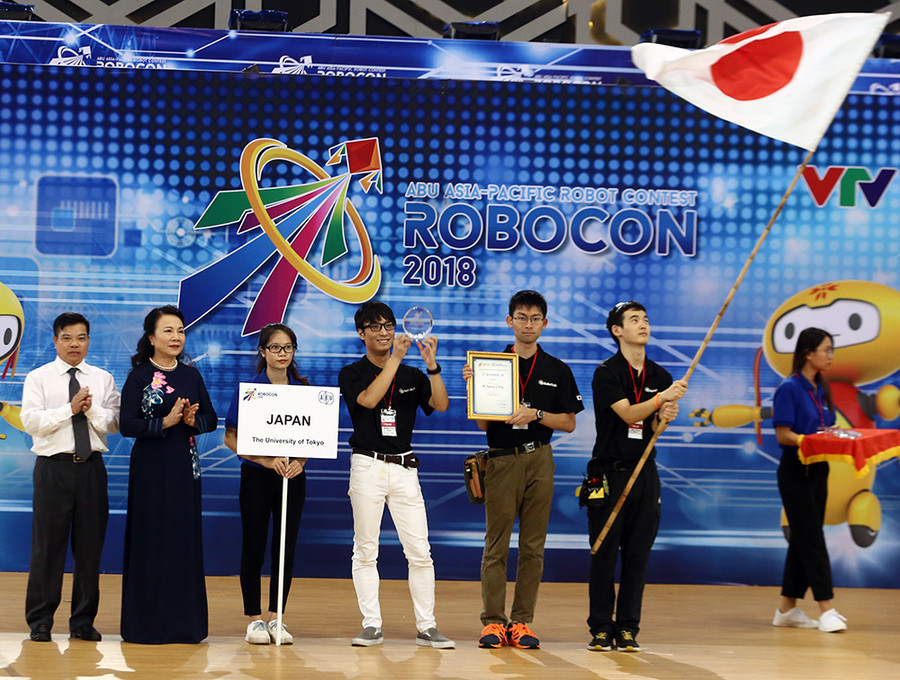 Đội tuyển Nhật Bản nhận giải Ba ABU Robocon 2018. Ảnh: VGP