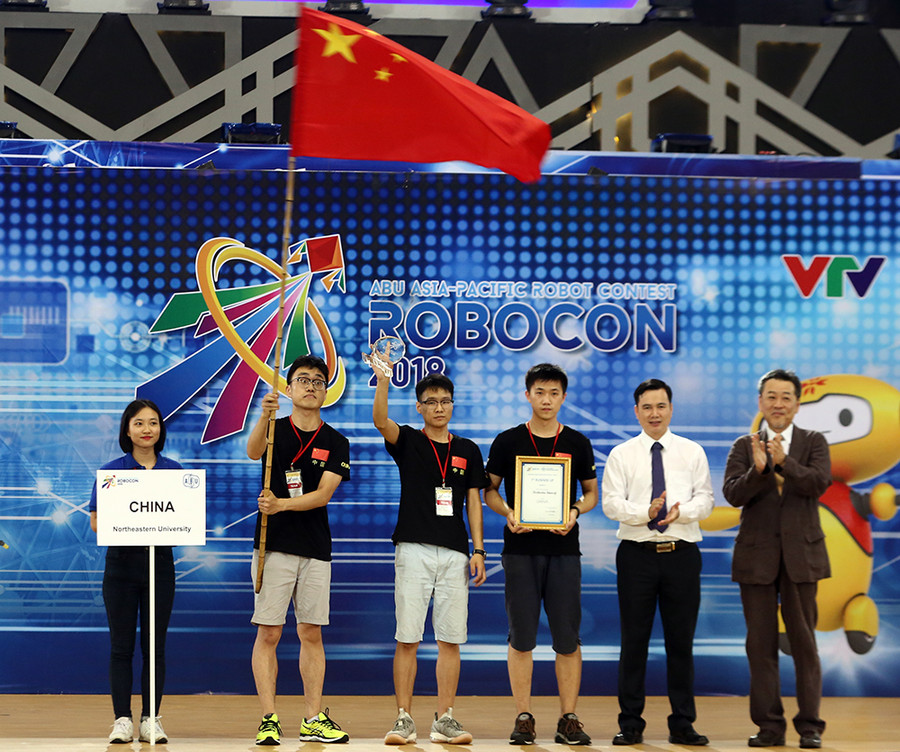 Đội tuyển Trung Quốc nhận giải Nhì ABU Robocon 2018. Ảnh:VGP
