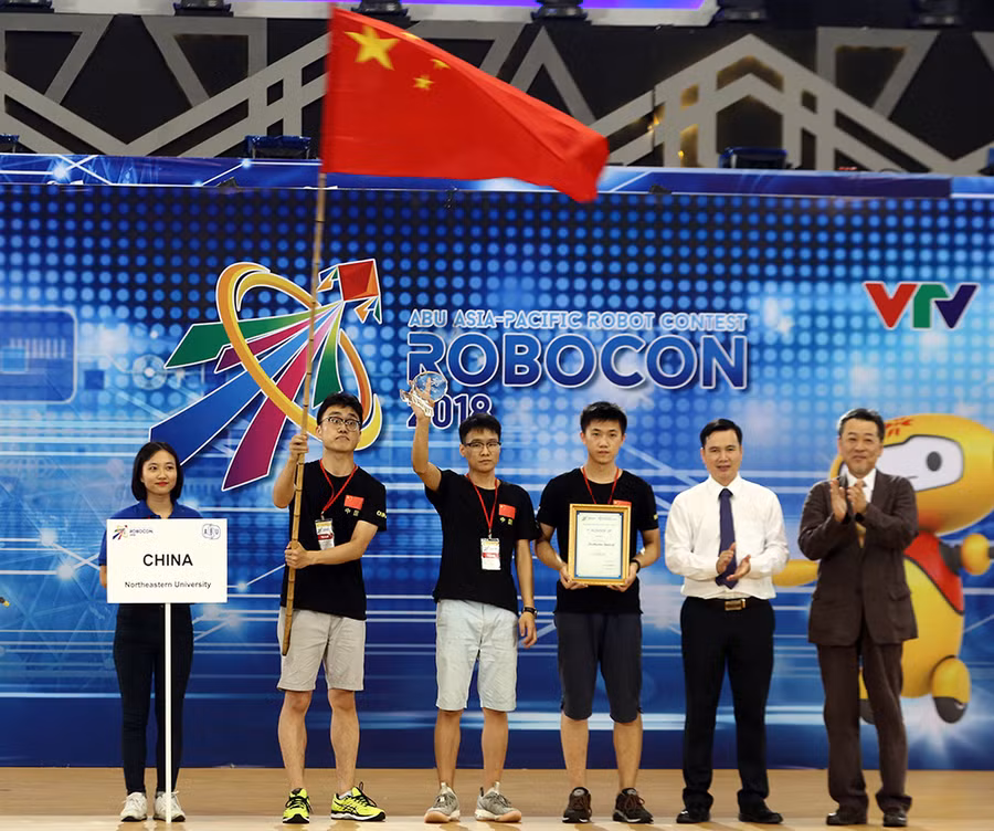 Đội tuyển Trung Quốc nhận giải Nhì ABU Robocon 2018. Ảnh:VGP