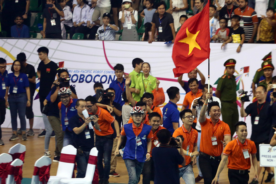 Các thành viên đội tuyển Việt Nam 2 mừng chiến thắng trong trận chung kết. Ảnh: VGP