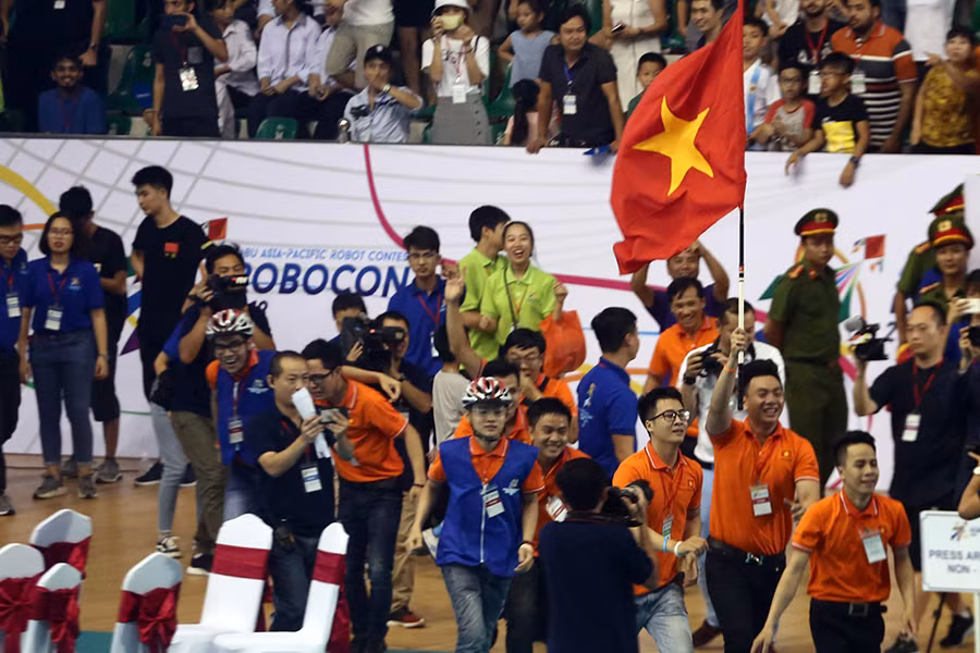 Các thành viên đội tuyển Việt Nam 2 mừng chiến thắng trong trận chung kết. Ảnh: VGP