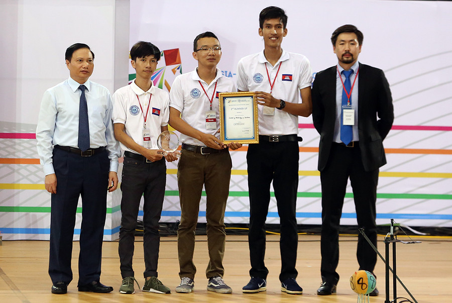 Đội tuyển Campuchia nhận giải Ba ABU Robocon 2018. Ảnh: VGP