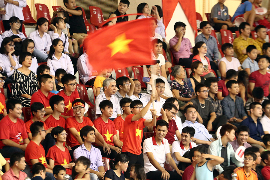 Sự cổ vũ nhiệt tình của các cổ động viên tại Nhà thi đấu Ninh Bình. ẢNh: VGP
