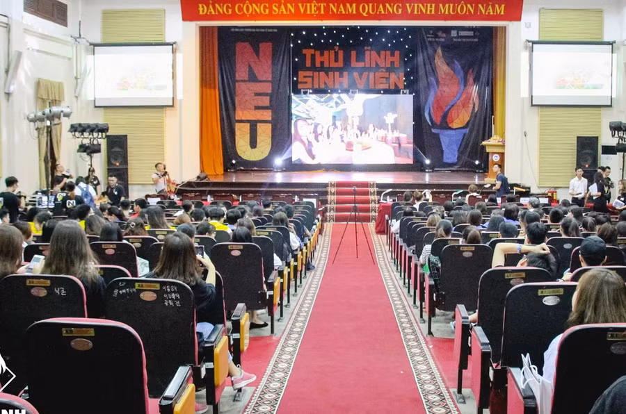 Hội trường lớn Nhà văn hóa ĐH KTQD luôn sôi động trong suốt cuộc thi