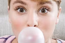 Điều gì xảy ra khi nuốt bã kẹo cao su