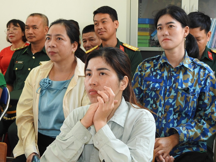 Các phụ huynh tại lễ khai giảng. Các phụ huynh tại lễ khai giảng.