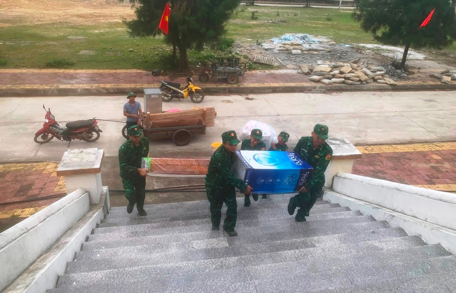 Cán bộ chiến sỹ trên đảo hỗ trợ các cô giáo vận chuyển đồ đạc vào trường. Năm nay UBND huyện Cô Tô đầu tư mua sắm thêm giường và đệm cho các cô giáo.