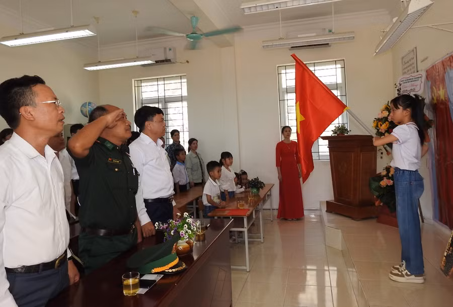 Lễ khai giảng diễn ra giản dị nhưng ấm áp tình dân quân.