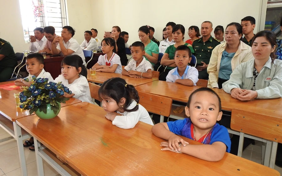 Các em học sinh tại lễ khai giảng.