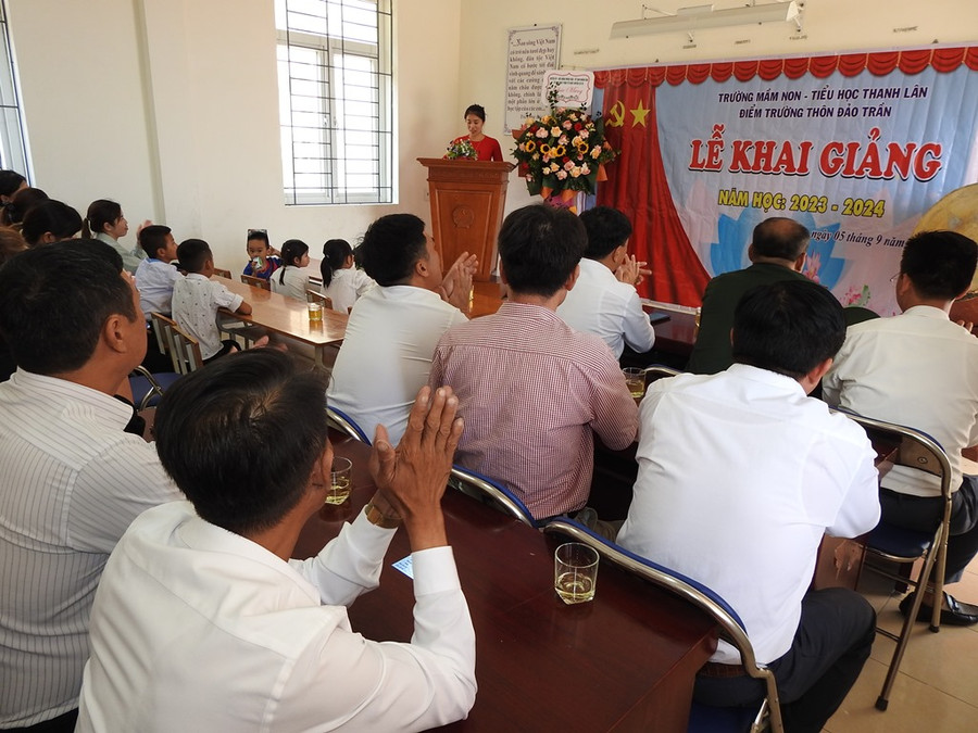 Giống như mọi năm, lễ khai giảng được tổ chức trong lớp học. Giống như mọi năm, lễ khai giảng được tổ chức trong lớp học.