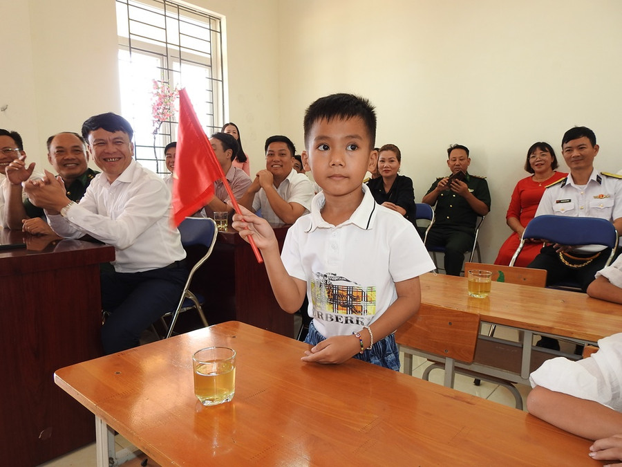 Bé Phạm Xuân Phúc năm nay bước vào lớp 1. Em đứng dậy chào mọi người khi được cô giáo giới thiệu. Bé Phạm Xuân Phúc năm nay bước vào lớp 1. Em đứng dậy chào mọi người khi được cô giáo giới thiệu.
