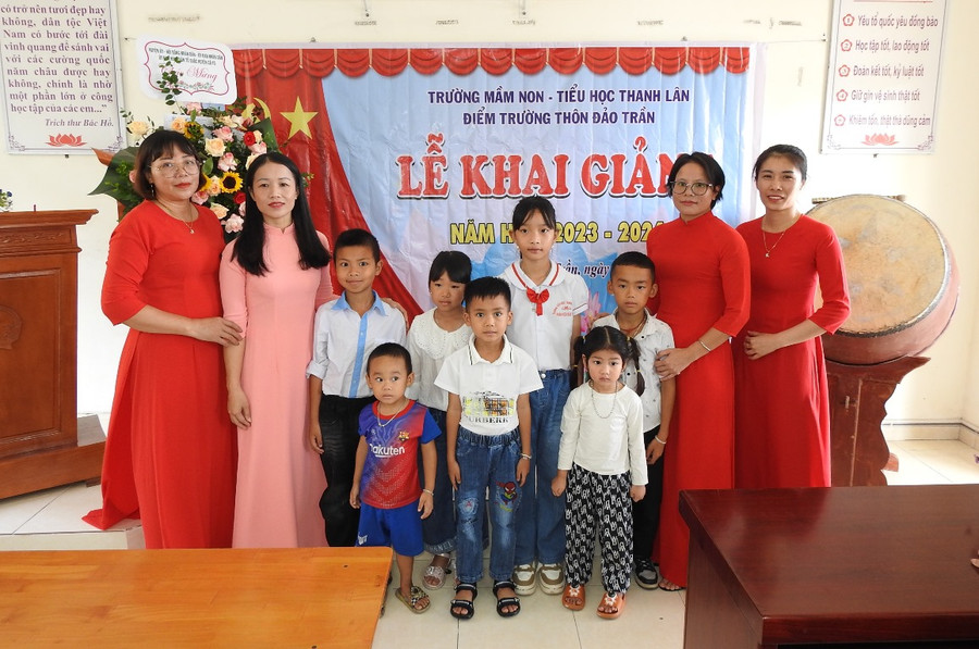 Cô trò đảo Trần chụp ảnh kỷ niệm tại lễ khai giảng. Cô trò đảo Trần chụp ảnh kỷ niệm tại lễ khai giảng.