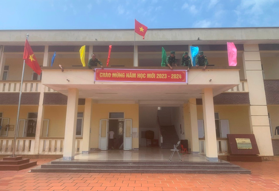 Cán bộ chiến sỹ trên đảo treo băng zôn chào mừng năm học mới.