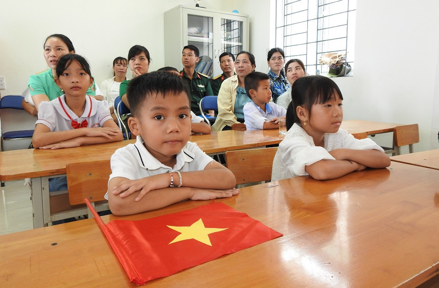 Điểm trường đảo Trần với 7 học sinh ở hai cấp. Điểm trường đảo Trần với 7 học sinh ở hai cấp.