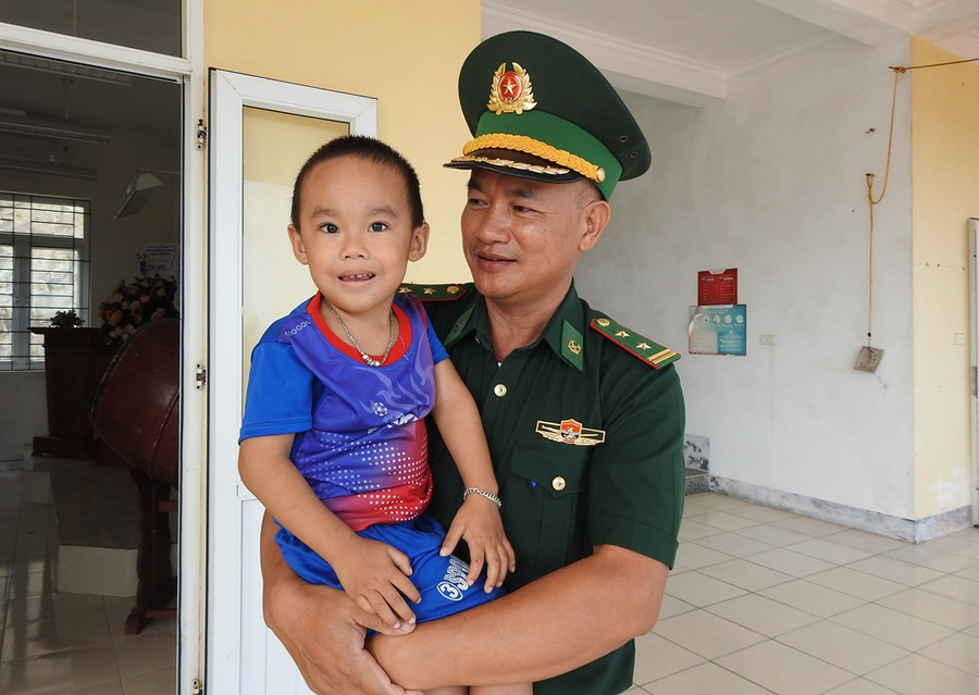 Một em nhỏ ở cấp Mầm non vui vẻ khi đến trường. Những cái ôm của cán bộ chiến sỹ dành cho các em nhỏ càng ấm áp hơn trong ngày khai giảng. Một em nhỏ ở cấp Mầm non vui vẻ khi đến trường. Những cái ôm của cán bộ chiến sỹ dành cho các em nhỏ càng ấm áp hơn trong ngày khai giảng.