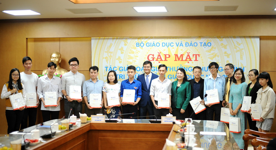 Nguyễn Nga Nhi (ngoài cùng bên trái) tại buổi gặp mặt của lãnh đạo Bộ GD&ĐT với các tác giả đoạt giải thưởng “Tri thức trẻ vì giáo dục” năm 2018. Nguyễn Nga Nhi (ngoài cùng bên trái) tại buổi gặp mặt của lãnh đạo Bộ GD&ĐT với các tác giả đoạt giải thưởng “Tri thức trẻ vì giáo dục” năm 2018.