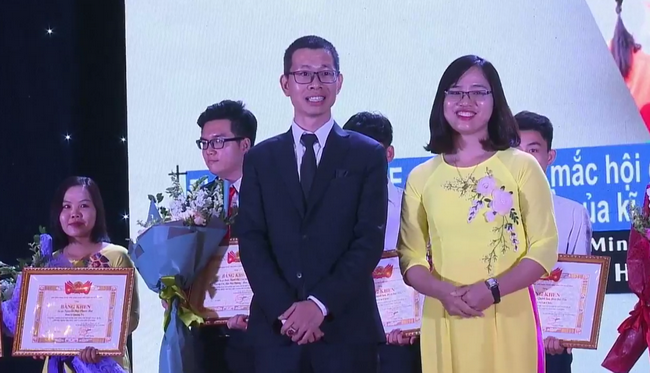 Các tác giả nhận giải thưởng Các tác giả nhận giải thưởng