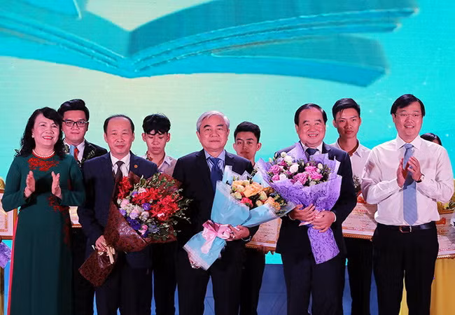 Thứ trưởng Nguyễn Thị Nghĩa, Bí thư thứ Nhất Trung ương Đoàn Lê Quốc Phong trao bằng khen cho ban giám khảo cuộc thi cùng các công trình, sáng kiến xuất sắc