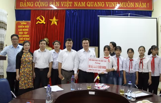 Thứ trưởng Nguyễn Hữu Độ tặng quà cho các trường học trên địa bàn tỉnh Lai Châu