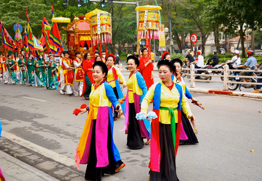 Nghi thức rước lễ vào đền Quán Thánh